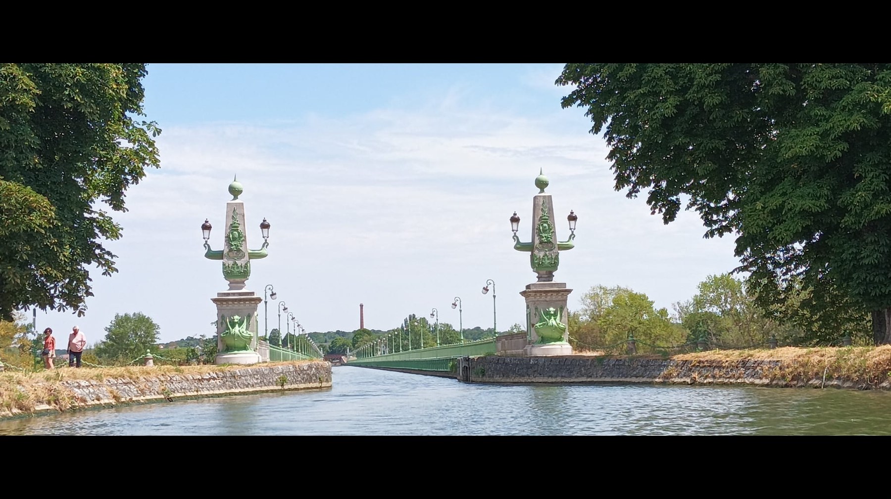 Arrivée en bateau devant les piliers du Pont-Canal de Briare