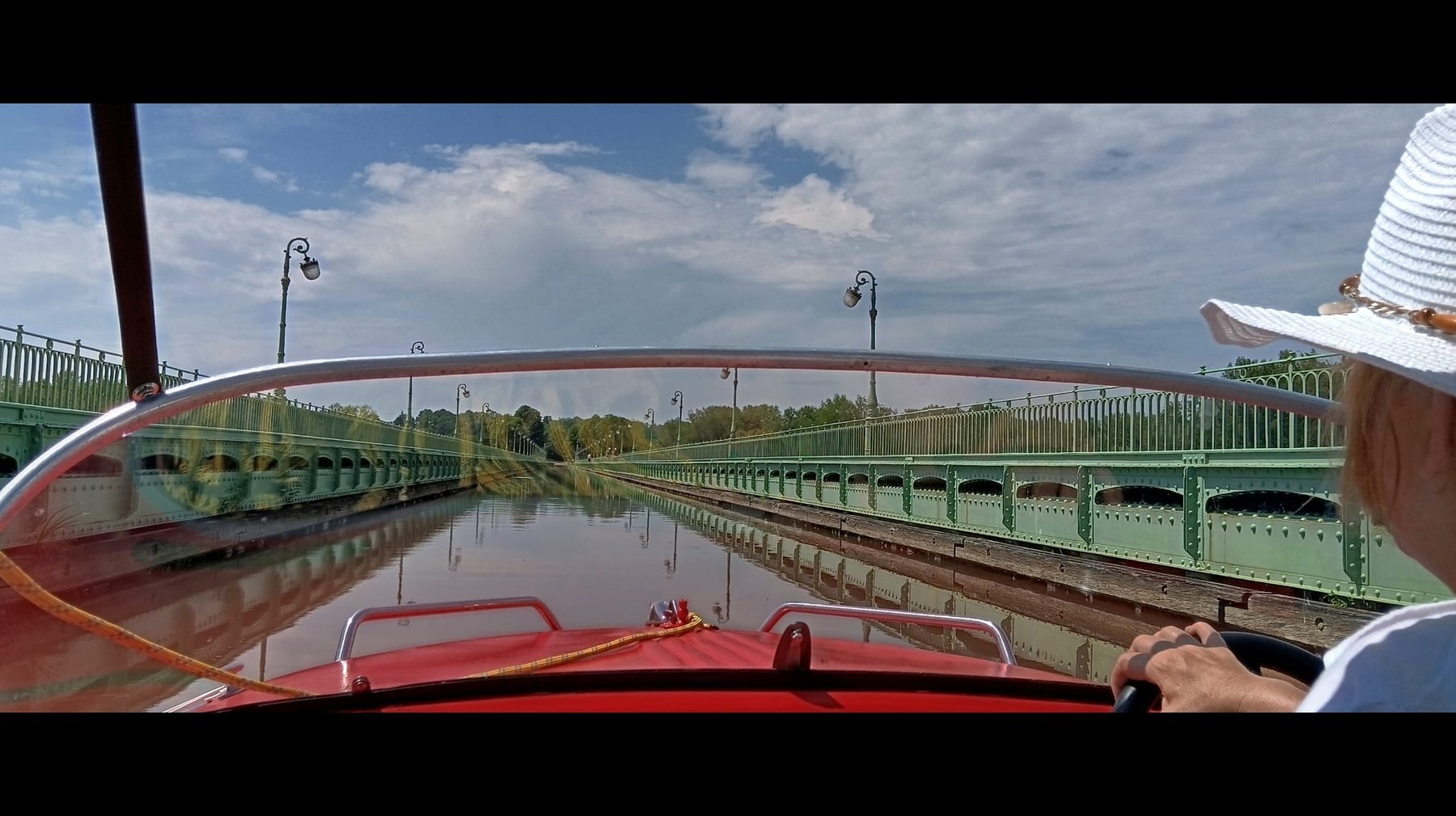 Navigation à bord de LOLITA sur le Pont-Canal de Briare